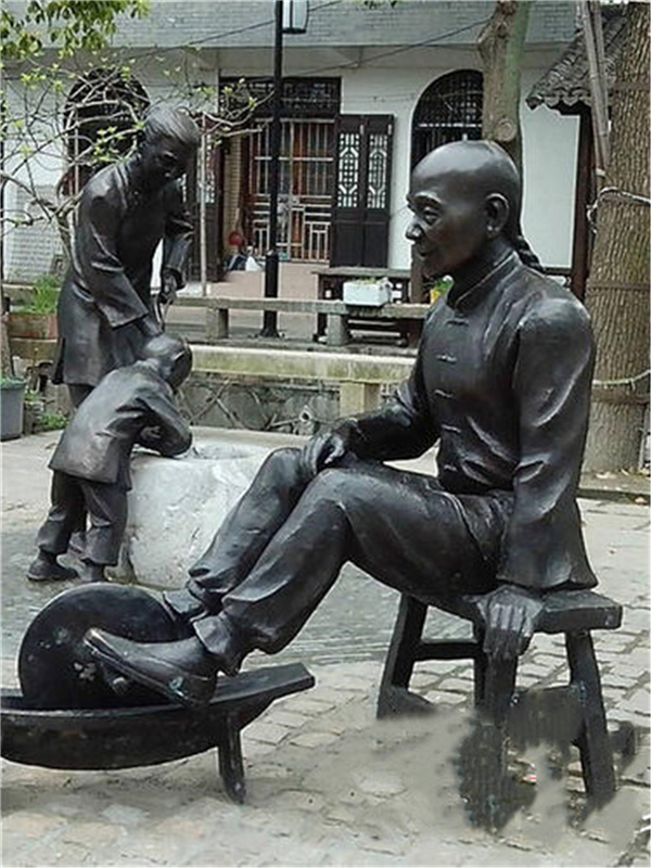 中醫碾藥銅像.jpg