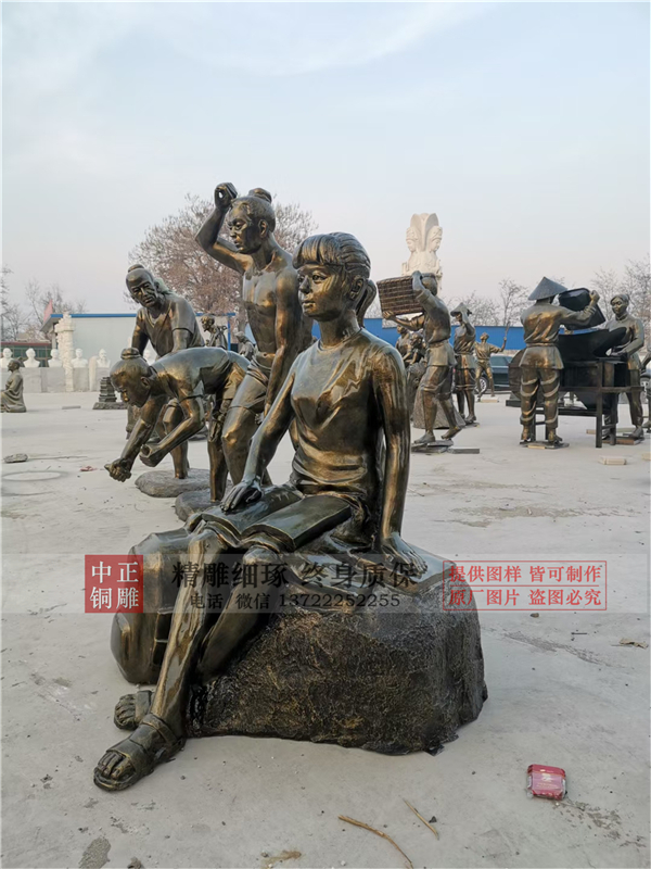 小孩讀書雕塑.jpg