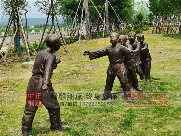 老鷹捉小雞銅像.jpg
