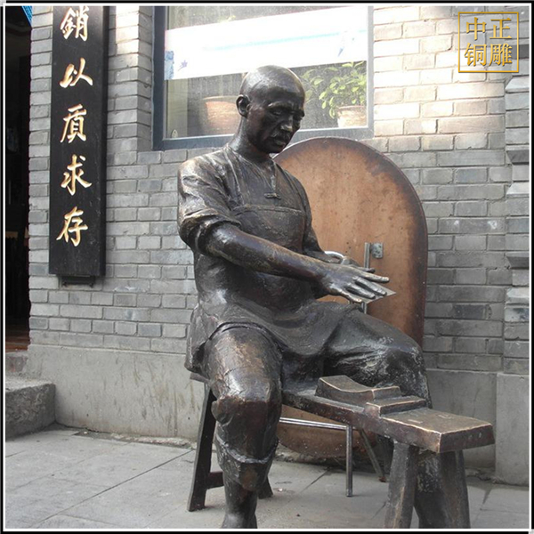 古代人物磨刀銅雕塑.jpg