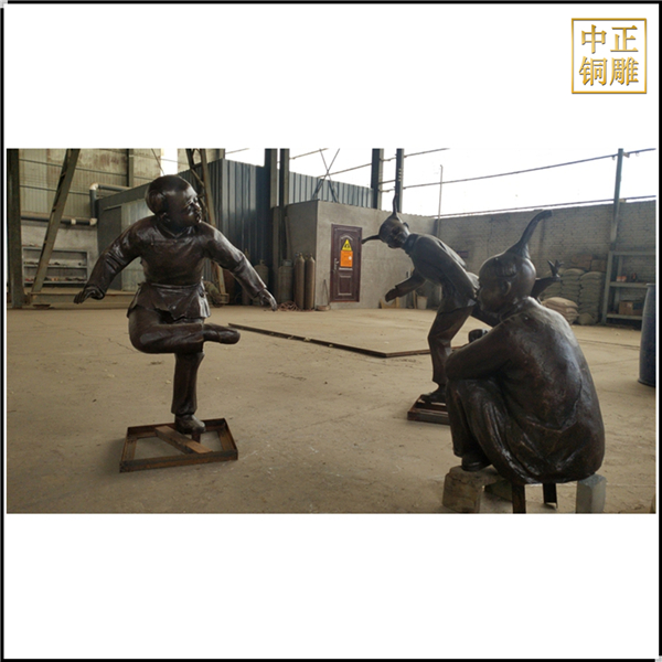 三個(gè)小孩踢毽子人物銅雕塑.jpg