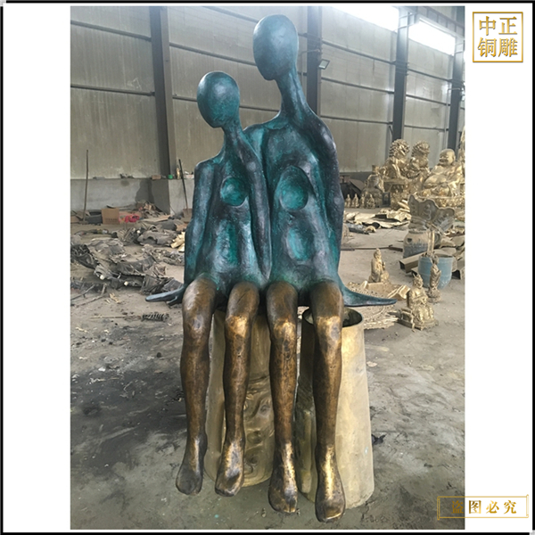 街邊抽象人物銅雕.jpg